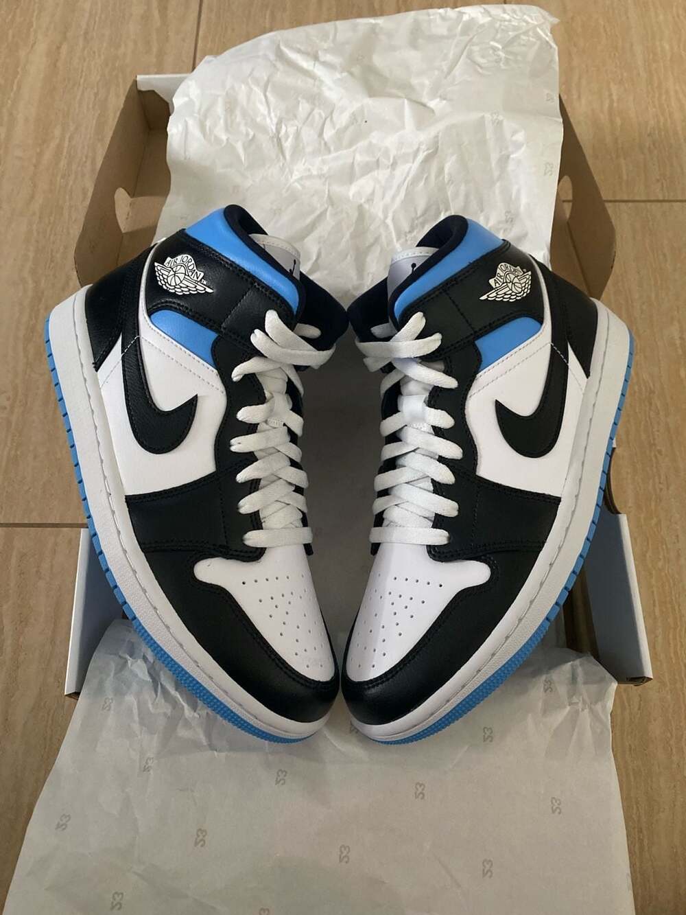 Size 7.5W - Jordan 1 Mid University Blue Women's - Picture 2 of 5